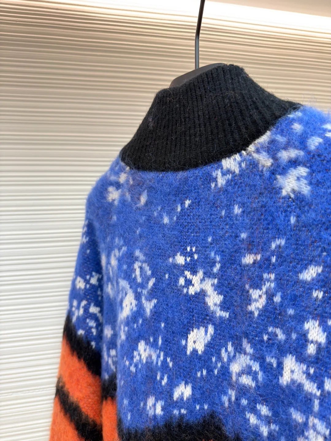 LOUIS VUITTON wavy pattern snow cardigan ●Original version: Purchased and developed for 17900 ●Item number: 1680991-D15 ●Fabric: mohair fabric ●Technology: jacquard weaving ●Version: loose fit ●Weight: about 945 grams ●Size: XS-S-M-L ●Description: Referring to the feel of the original version, we use the higher-cost [high-end custom yarn 30% mohai 30% wool thread], and use the original version for [coloring and dyeing]; the style uses the [latest Cixin 5-needle dual-system machine] for jacquard knitting. During the weaving, the sand spit is alternately knitted back and forth, and it takes [160 minutes to knit the piece] Parallel and even speed knitting, the texture of the garment pieces is clear, there is no code, and there will be no flower patches on the garment pieces, which greatly ensures the texture and clear texture of the garment pieces; Fleece catching process: This process is particularly troublesome and has many processes. After returning from washing, we need to attach the breasts of the clothes to both sides, [manual manual connection], and connect them together. After that, iron the clothes for the first time, straighten and straighten them, and then pick the hair. In order to ensure that every position is caught and thoroughly scratched, even the pocket patches and chest patches are specially scratched by manual connection. After scratching, they are then sanded and sprayed with expensive care potion to straighten the mohair and wool on the clothes so that the hair will not get messy easily. It will be like the market version, the hair picked out will be the same as that of a dog; after the finishing process, the garment pieces will be [naturally dried], [buttoned and opened], and finally, the preliminary inspection, general inspection, final ironing, cleaning of other stray hairs on the surface, and then packaging and shipment. The process will be much more than that of ordinary styles, and the cycle will be much longer than normal. The overall wiring is straight and delicate, the fabric is comfortable and soft, and the color is consistent without color difference. It can be matched with the same style to create a fashionable look and control various occasions. Customized accessories, complete with three standards, same style for men and women!